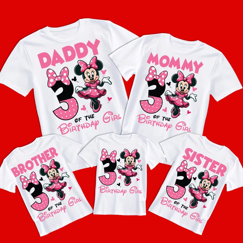 Op de afbeelding: Set van vijf witte T-shirts met een roze Minnie Mouse-ontwerp met de tekst "Daddy", "Mommy", "Brother", "Sister" en "3 of the Birthday Girl".