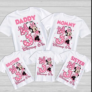 Puede incluir: Camisetas blancas con gr&aacute;ficos rosas de Minnie Mouse, lazos y el n&uacute;mero 3. El texto incluye "Pap&aacute;", "Mam&aacute;", "Hermano" y "Hermana" con "Birthday Girl". Un tema de cumplea&ntilde;os familiar coordinado.