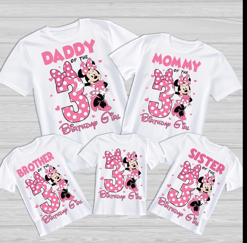 Puede incluir: Camisetas blancas con gr&aacute;ficos rosas de Minnie Mouse, lazos y el n&uacute;mero 3. El texto incluye "Pap&aacute;", "Mam&aacute;", "Hermano" y "Hermana" con "Birthday Girl". Un tema de cumplea&ntilde;os familiar coordinado.