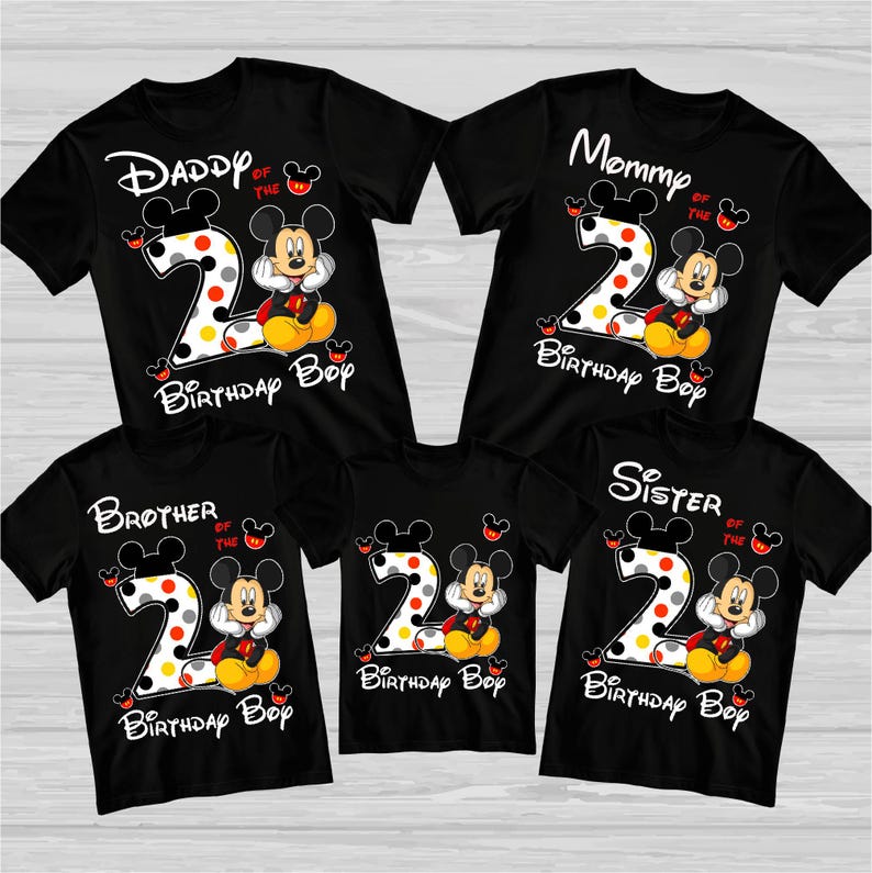 Puede incluir: Camisetas negras con dise&ntilde;os de Mickey Mouse para una familia. Cada camiseta tiene un gran n&uacute;mero 2 con lunares, Mickey Mouse, y las palabras "Daddy", "Mommy", "Brother" o "Sister" con "Birthday Boy" o "Birthday Bop."