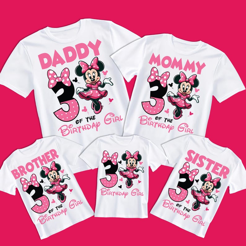 Op de afbeelding: Set van vijf witte T-shirts met een roze en zwart Minnie Mouse-ontwerp. De shirts zeggen "Papa", "Mama", "Broer", "Zus" en "3 van het verjaardagsmeisje".
