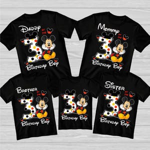 Könnte beinhalten: Schwarze T-Shirts mit Mickey Mouse-Grafiken für eine Familie. Jedes Shirt hat eine große 3 mit Polka Dots, Mickey Mouse und den Texten "Daddy", "Mommy", "Brother", "Sister" und "Birthday Boy".