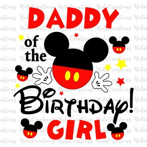Puede incluir: Una cabeza de Mickey Mouse roja y negra con guantes blancos y el texto "Daddy of the Birthday Girl" en letras negras y rojas.