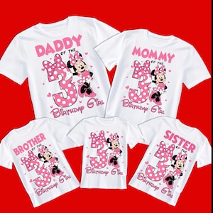 Puede incluir: Camisetas blancas con tem&aacute;tica de Minnie Mouse. Las camisetas muestran los textos "Daddy", "Mommy", "Brother", "Sister" y una sin texto. Cada camiseta tiene un n&uacute;mero 3 rosa con lunares, Minnie Mouse y las palabras "Birthday Girl".