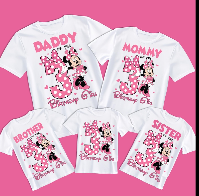 Puede incluir: Camisetas blancas con dise&ntilde;os de Minnie Mouse rosa para una familia. Cada camiseta presenta un gran n&uacute;mero 3 rosa con lunares blancos, Minnie Mouse y textos como "Pap&aacute;", "Mam&aacute;", "Hermano" y "Hermana" con "Cumplea&ntilde;era".