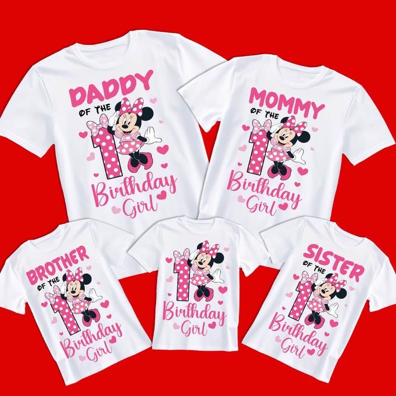 Puede incluir: Camisetas blancas con texto y gr&aacute;ficos rosas. Las camisetas presentan a Minnie Mouse y las palabras "Daddy", "Mommy", "Brother", "Sister" y "Birthday Girl". Tambi&eacute;n se incluyen corazones y el n&uacute;mero 1.