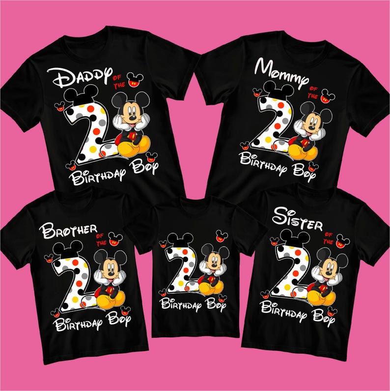 Puede incluir: Camisetas negras con dise&ntilde;os de Mickey Mouse para una familia. Cada camiseta tiene un n&uacute;mero 2 grande con lunares, Mickey Mouse y textos como "Daddy", "Mommy", "Brother" y "Sister" con "Birthday Boy".