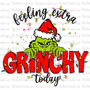 Op de afbeelding: Een feestelijk grafisch ontwerp met de Grinch met een kerstmuts en de woorden "feeling extra GRINCHY today" in rood en zwart. Het ontwerp bevat lichtslingers en sterren, ideaal voor kerstartikelen.
