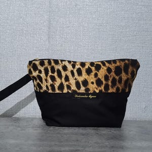 Trousse de toilette à imprimé animal, Style imprimé léopard, Sac à main élégant, Accessoire de voyage au design moderne, Trousse compacte avec poignée, Dauphin