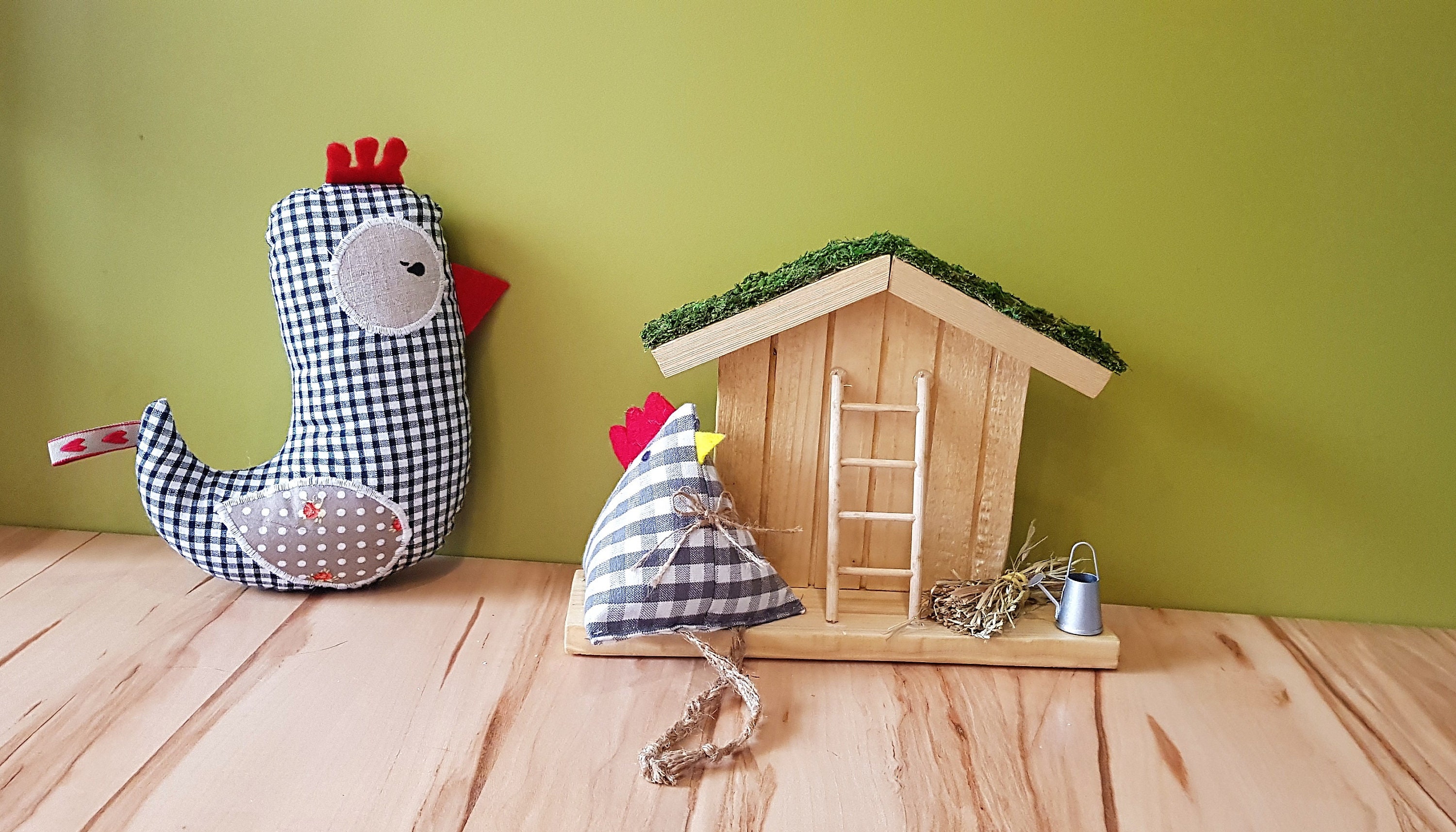 Petite Maison Faite Main en Bois avec Poule Tissu et Petits Accessoires - Déco Campagne à Suspendre 