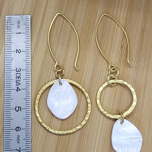 Boucles doreilles pendantes en plaqué or et nacre, bijoux pour femme, bijoux de vacances image 7