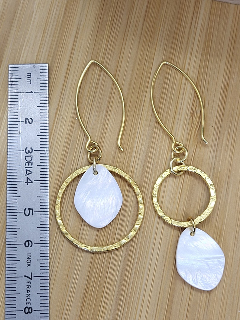 Boucles doreilles pendantes en plaqué or et nacre, bijoux pour femme, bijoux de vacances image 7