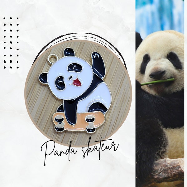 1 breloque plate panda faisant du skate