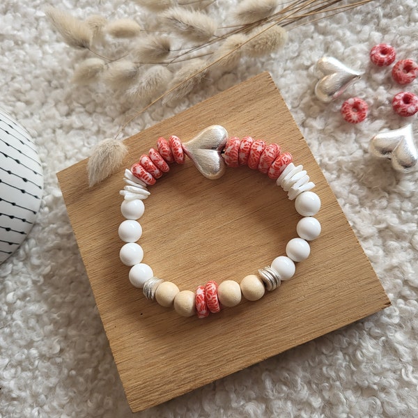 Bracelet love rouge et blanc en perles de verre recyclé et coquillage, saint valentin,  bracelet boho, idée cadeau amour