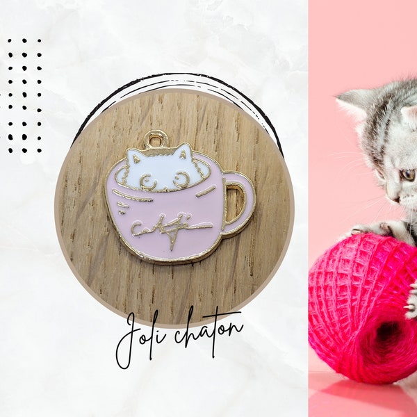 1 breloque plate petit chat dans une tasse rose