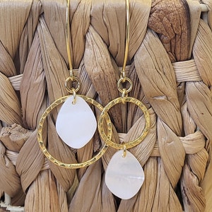 Boucles doreilles pendantes en plaqué or et nacre, bijoux pour femme, bijoux de vacances image 1