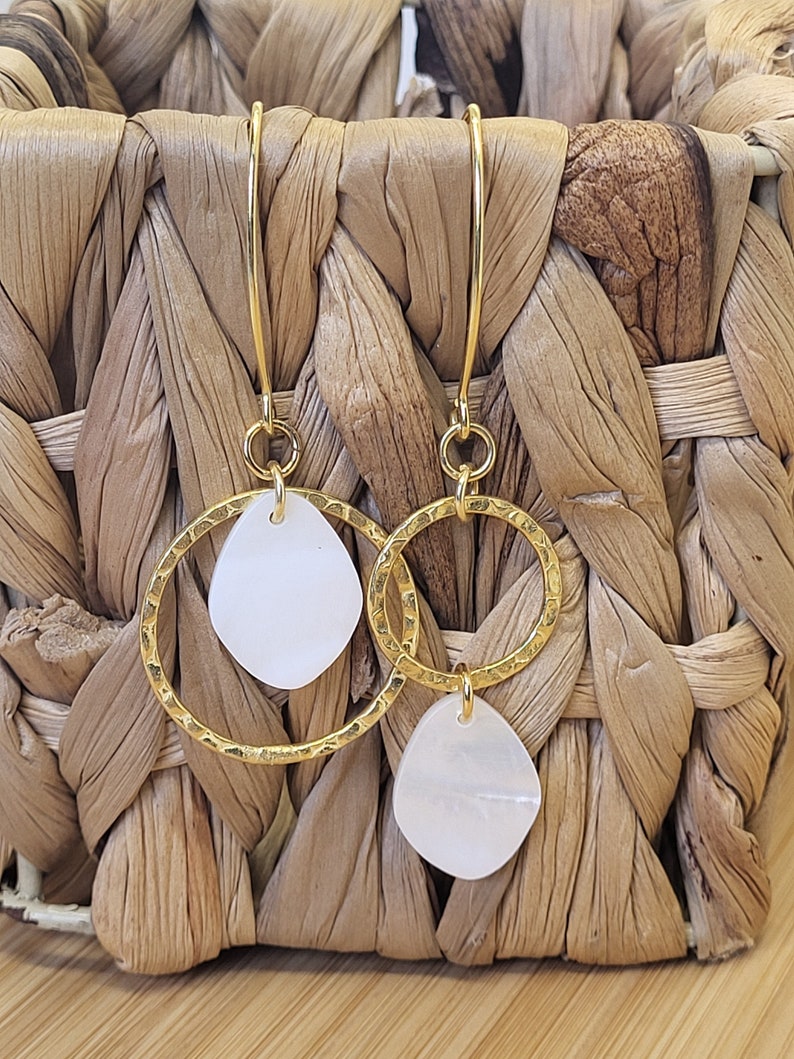Boucles doreilles pendantes en plaqué or et nacre, bijoux pour femme, bijoux de vacances image 1