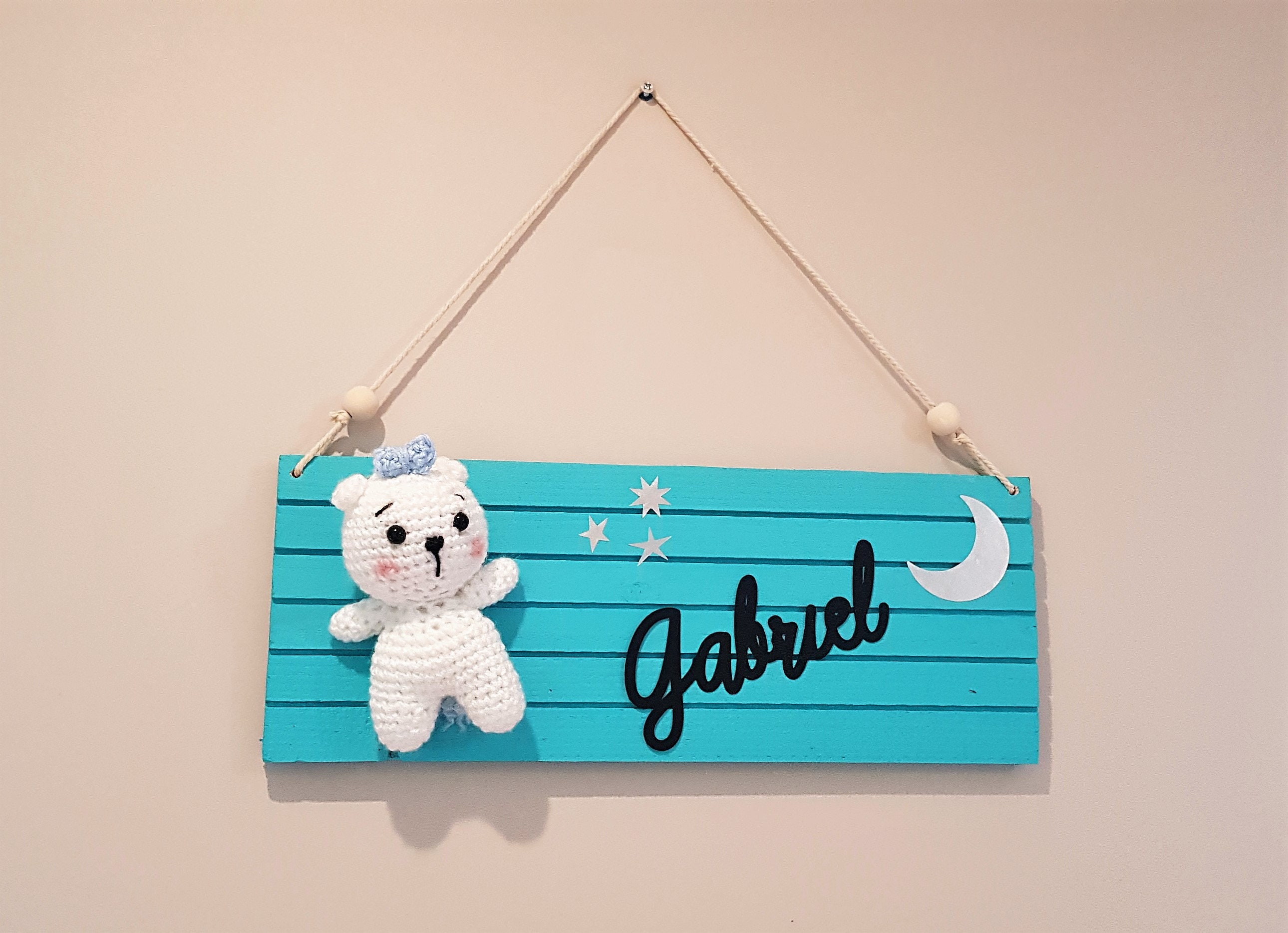 Panneau de Porte ou Chambre d'enfant en Bois Personnalisé et Ourson Amigurumi Au Crochet - Cadeau Na
