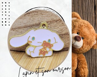 1 breloque plate lapin et son nounours pour boucles d'oreilles, marqueurs de maille ou accessoire de couture, breloque pâques, happy easter