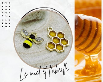 1 breloque plate petit abeille et son miel modèle au choix