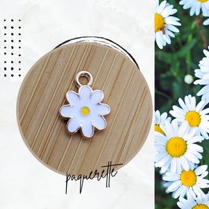 1 small daisy flower charm