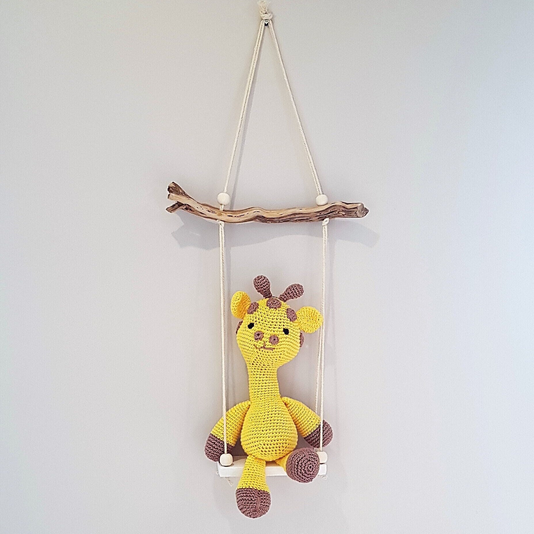 Petite Girafe Amigurumi sur Une Balançoire en Bois de Lavande Idéal Chambre d'enfant Déco Murale