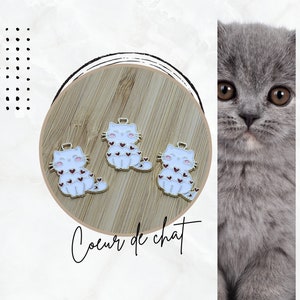 1 ciondolo piatto a forma di gatto con cuori