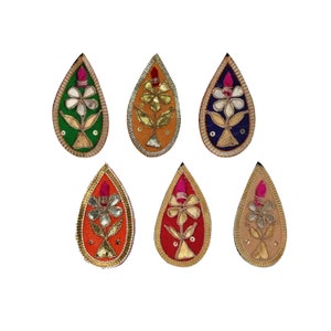 Peut inclure: Six embellissements en tissu en forme de goutte d'eau avec des motifs floraux brodés. Les embellissements sont de différentes couleurs, notamment le vert, l'orange, le bleu, le rouge et le beige.
