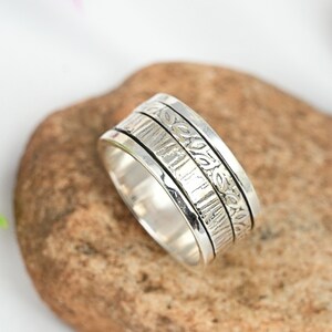 Handcrafted Ribbed & Leaf Design Spinner Sterling Silver Ring in Heavy Weight