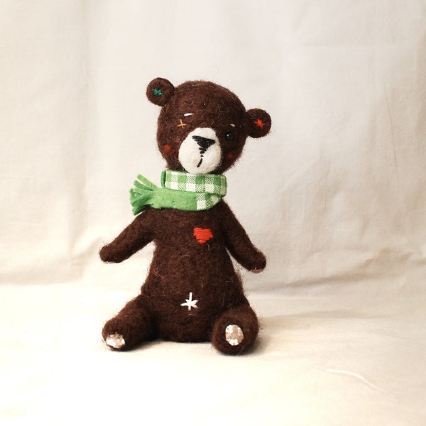 Pupazzo orso fatto a mano, orsacchiotto marrone peluche orsetto lana infeltrita ad ago, in feltro da collezione, bambola vestita con sciarpa