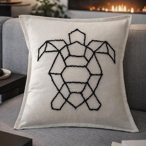 Örngott med Turtle Punch Needle – Handgjord broderad kudde, modern heminredning
