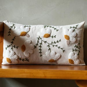 Funda de almohada bordada con flores hecha a mano / Decoración bohemia para el hogar, cojín de lino con mechones