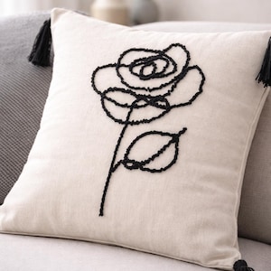 Örngott med blommönster – Handgjord broderad kudde, modern heminredning