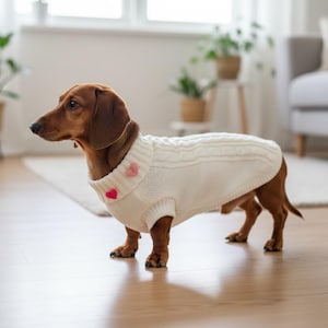 アイボリーのケーブルニット犬用セーター（ピンクのハート柄） – 小型犬用暖かいジャンパー
