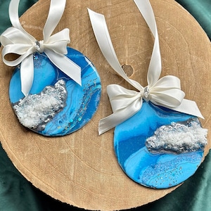 Blauer Kunstharz Ornamente mit Schleifen, Christbaumschmuck. harz geode weihnachten drei dekor. Weihnachtsausverkauf.