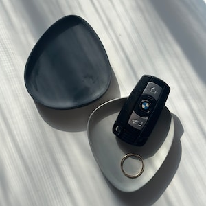 Minimalist Concrete Ring Holder and Jewelry Dish Set - Perfect for Organizing Your Accessories.  Key holder, small gift for a friend.