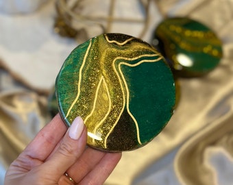 Geode coasters set with stand, set of four coasters with gold holder, Thanksgiving gift. Gold emerald green décor.