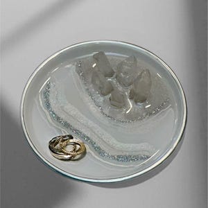Crystals ring dish, clear quarts crystals, crystal ring holder. Jewelry dish.Gift for her,gift for mom, gift for girlfriend.Gift for grandma