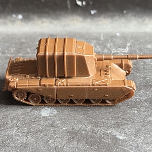 以下が含まれることがあります： 未塗装の茶色のプラスチック製戦車モデル。箱型の砲塔デザイン、前方に伸びる細長い砲身、ベースに沿った詳細なキャタピラが特徴です。このミニチュア車両は、単一のソリッドカラーで成形されており、パネルラインがはっきりと見えます。