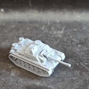 Puede incluir: Un modelo de tanque gris claro con un ca&ntilde;&oacute;n largo y orugas detalladas. El tanque en miniatura es una r&eacute;plica de un veh&iacute;culo militar, que muestra su dise&ntilde;o y caracter&iacute;sticas. El modelo est&aacute; hecho de un material s&oacute;lido.