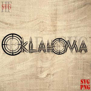 Pode incluir: Design gráfico preto da palavra "OKLAHOMA" com as letras formadas por balas e miras. O fundo é um padrão de grão de madeira castanho claro. A imagem inclui os textos "SVG" e "PNG".