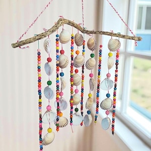 Campanella a vento irlandese grande con conchiglia di mare, legno galleggiante unico e consumato dal mare, decorazione nautica fatta a mano per la casa sulla spiaggia, decorazione da giardino colorata,