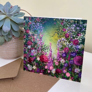 Tarjeta de felicitación en blanco con el poder de la flor