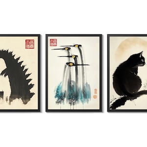 Può includere: Set di tre stampe artistiche incorniciate con dipinti a inchiostro in stile giapponese. Le stampe raffigurano una creatura simile a Godzilla, tre uccelli e un gatto nero. Ogni stampa ha una cornice nera e un timbro rosso.