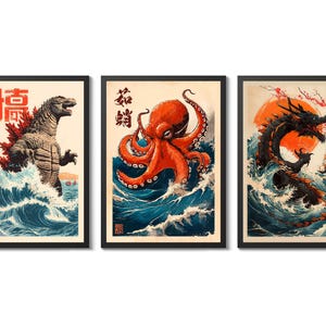 Puede incluir: Conjunto de tres láminas artísticas enmarcadas con ilustraciones de inspiración japonesa. Una representa a Godzilla, otra un pulpo y la tercera un dragón, todo sobre un fondo de olas oceánicas. Cada lámina tiene texto japonés.
