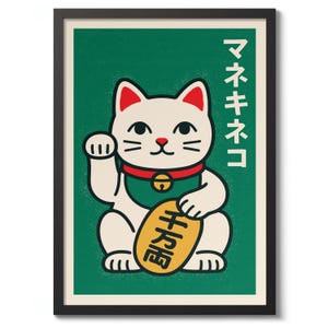 Könnte beinhalten: Gerahmter Druck mit einer stilisierten weißen Maneki-neko-Katze mit roten Akzenten, die einen grünen Kragen trägt und eine goldene Münze hält. Der Hintergrund ist grün mit japanischem Text. Der Druck ist in einem schwarzen Rahmen.