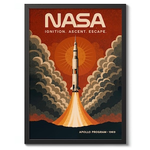 Può includere: Poster NASA vintage incorniciato con il lancio di un razzo. Il poster ha un design retrò con il testo "NASA" e "IGNITION. ASCENT. ESCAPE." in bianco. L'immagine include un sole, nuvole e il testo "APOLLO PROGRAM • 1969."