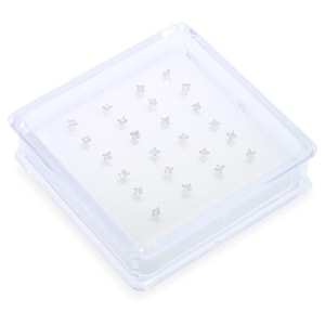 Puede incluir: Un recipiente de plástico transparente lleno de 25 pequeños anillos de nariz en forma de estrella transparentes.