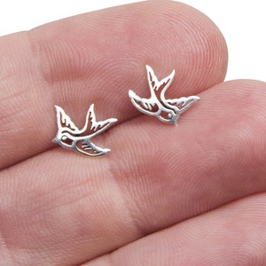 Orecchini a bottone con rondine in argento sterling Orecchini con uccelli volanti, orecchini con animali ispirati alla natura