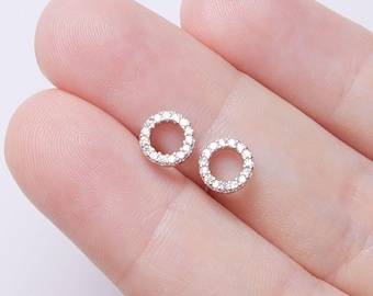 Orecchino a perno in argento sterling 925 creato da solitario